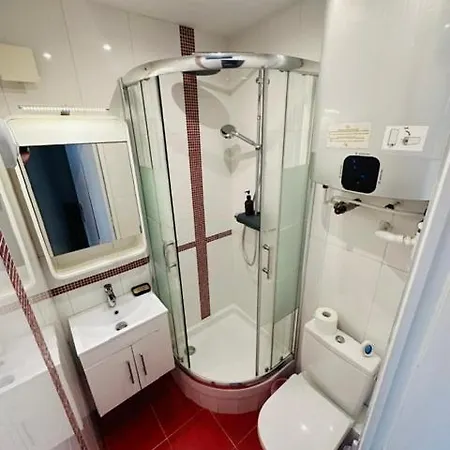Beatrice Et Emmanuel Meuble Eiffel Apartmanhotel 4*