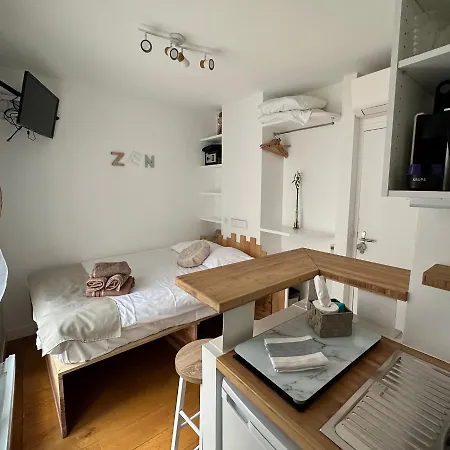 Beatrice Et Emmanuel Meuble Eiffel Apart-hotel