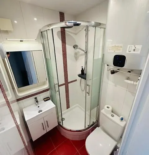 Beatrice Et Emmanuel Meuble Eiffel Apart Otel 4*