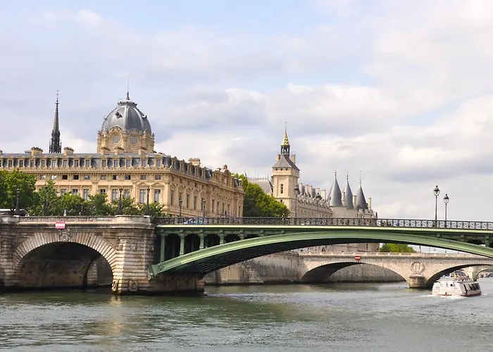 Beatrice Et Emmanuel Meublé Eiffel París