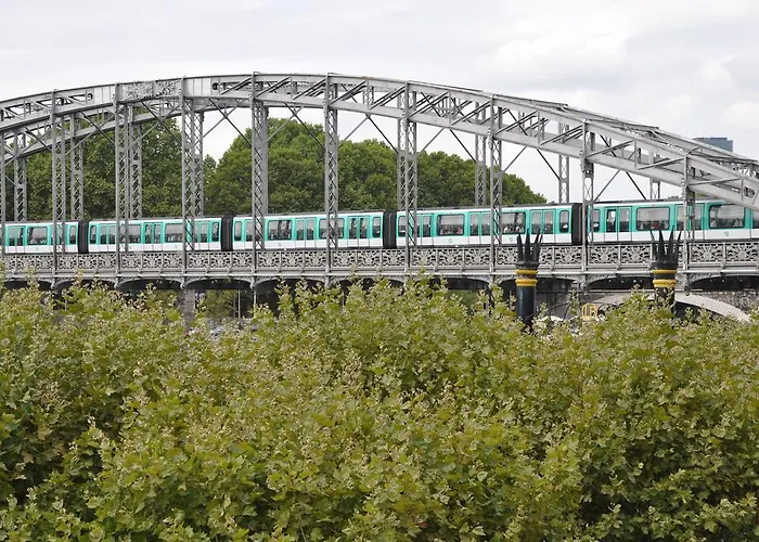 Beatrice Et Emmanuel Meuble Eiffel 4*