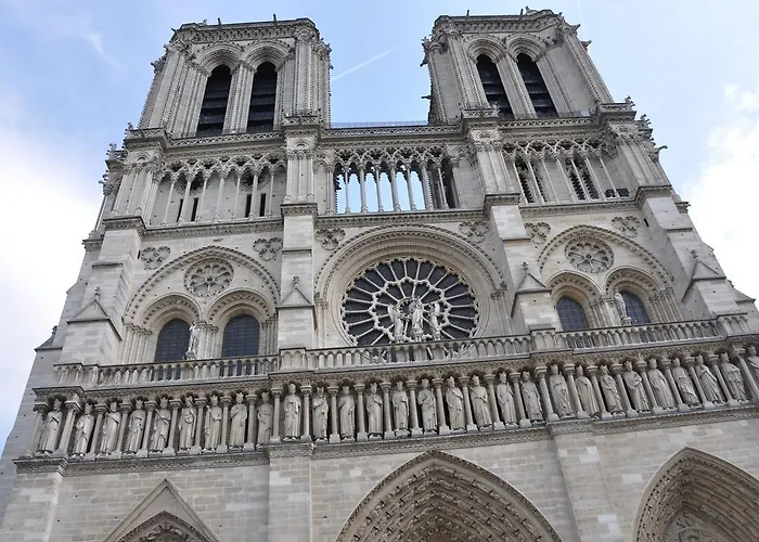 Beatrice Et Emmanuel Meuble Eiffel Paryż