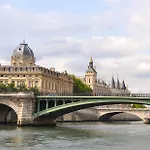 Beatrice Et Emmanuel Meuble Eiffel Paris